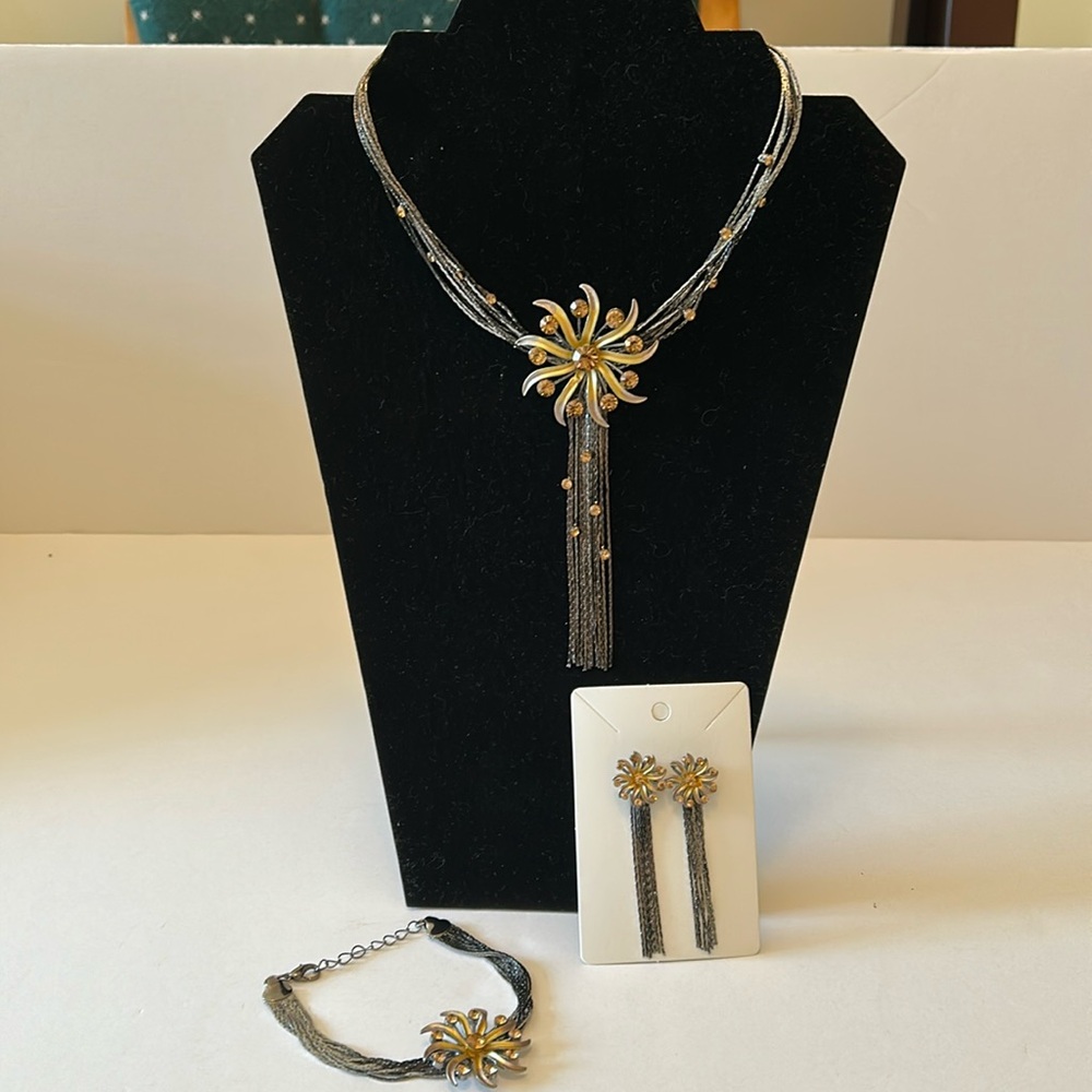 Fashion jewelry set , necklace earrings and bracelet